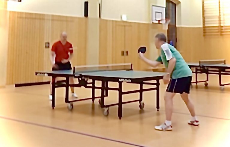 Der Ball fliegt wieder